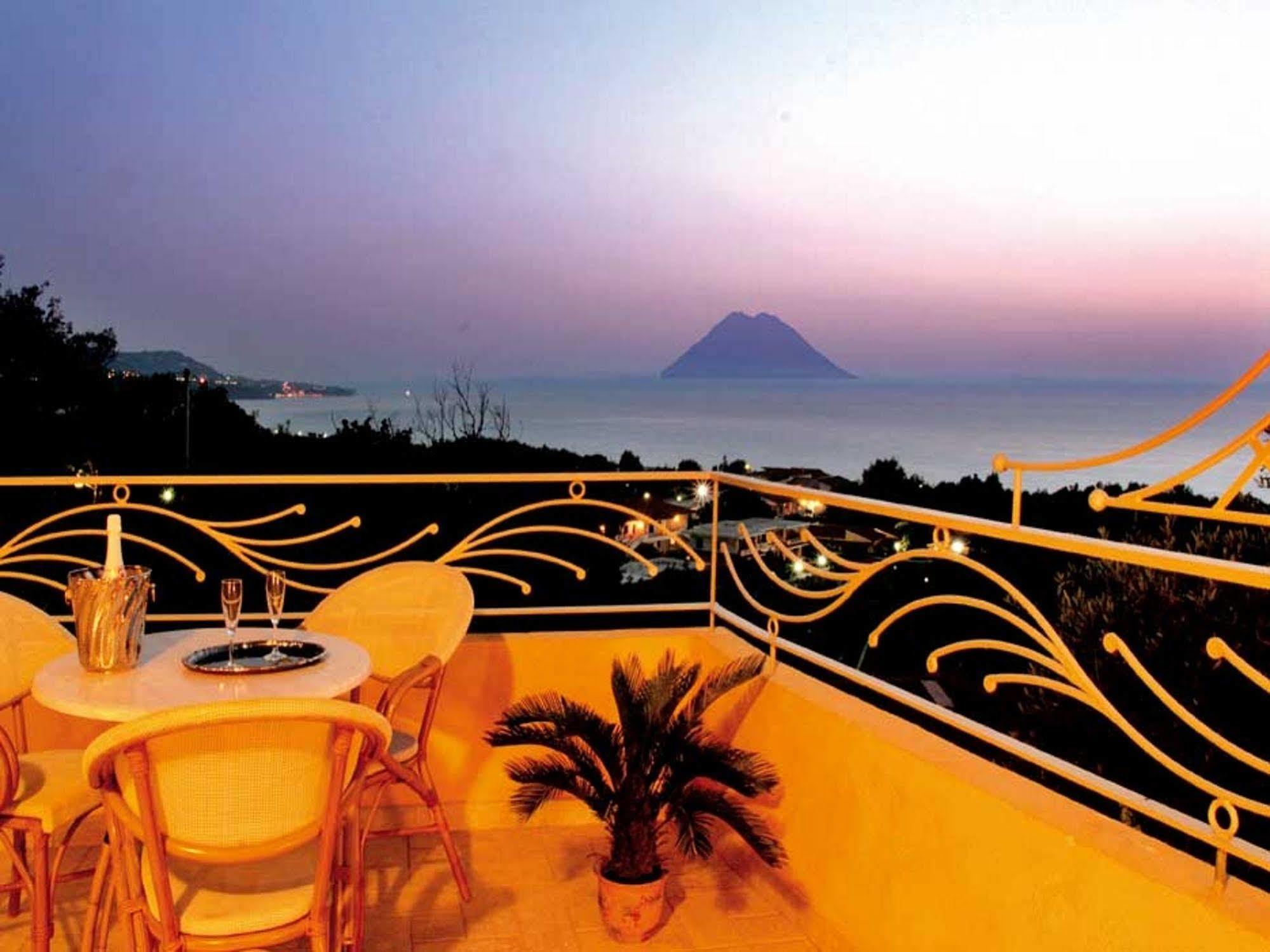 Blu Tropical Resort Zambrone Eksteriør bilde